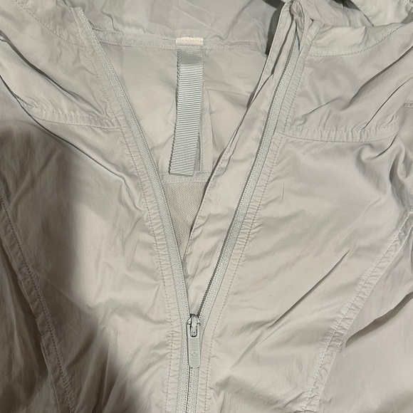 Lululemon windbreak - Picture 2 of 4